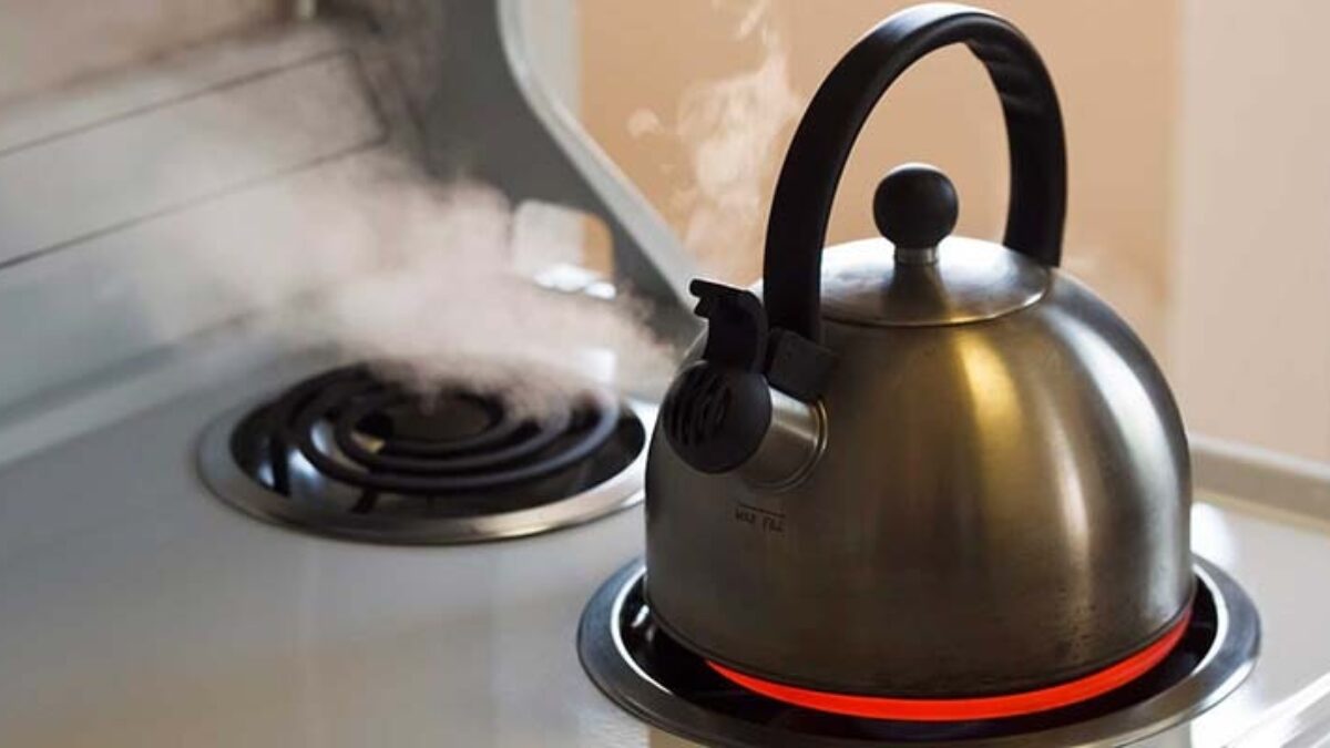 Domácí způsob, jak udělat konvici jako novou – budete potřebovat pouze hliníkovou fólii