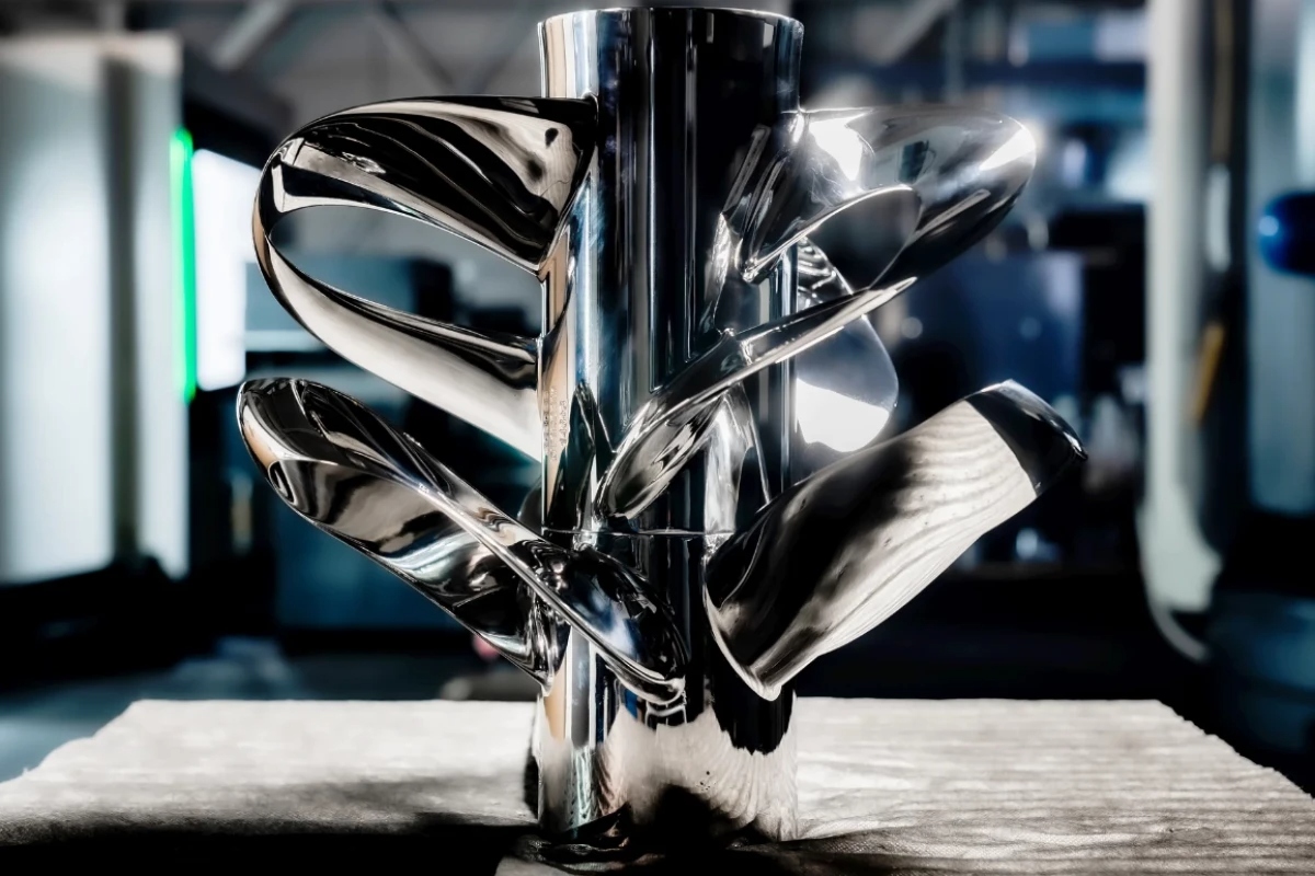 Startup uvádí na trh námořní pohonný systém 360°, který snižuje odpor u malých a středních plavidel až o 70 % a je vybaven elektromotory o hmotnosti 31 kg a výkonu až 300 kW.