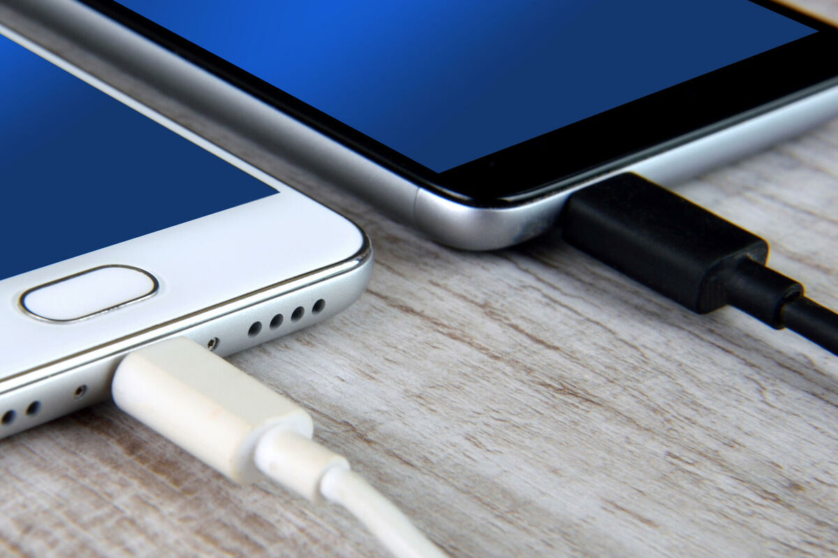 Má smysl zapínat režim letadlo při nabíjení mobilního telefonu?