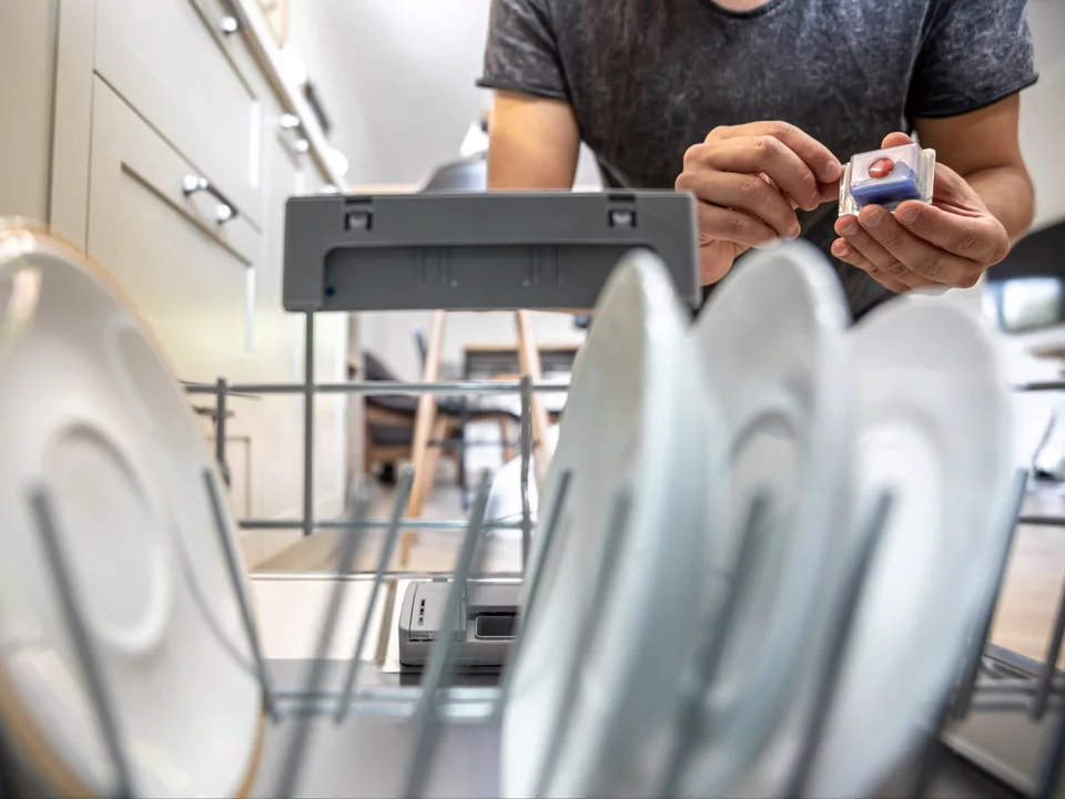 Chcete použít rychlý mycí cyklus v myčce nádobí? Podle odborníků je lepší zvolit kapsle v fóliovém obalu.