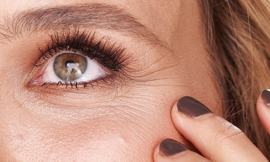 Nejčastější chyba. Vrásky kolem očí se jen prohloubí