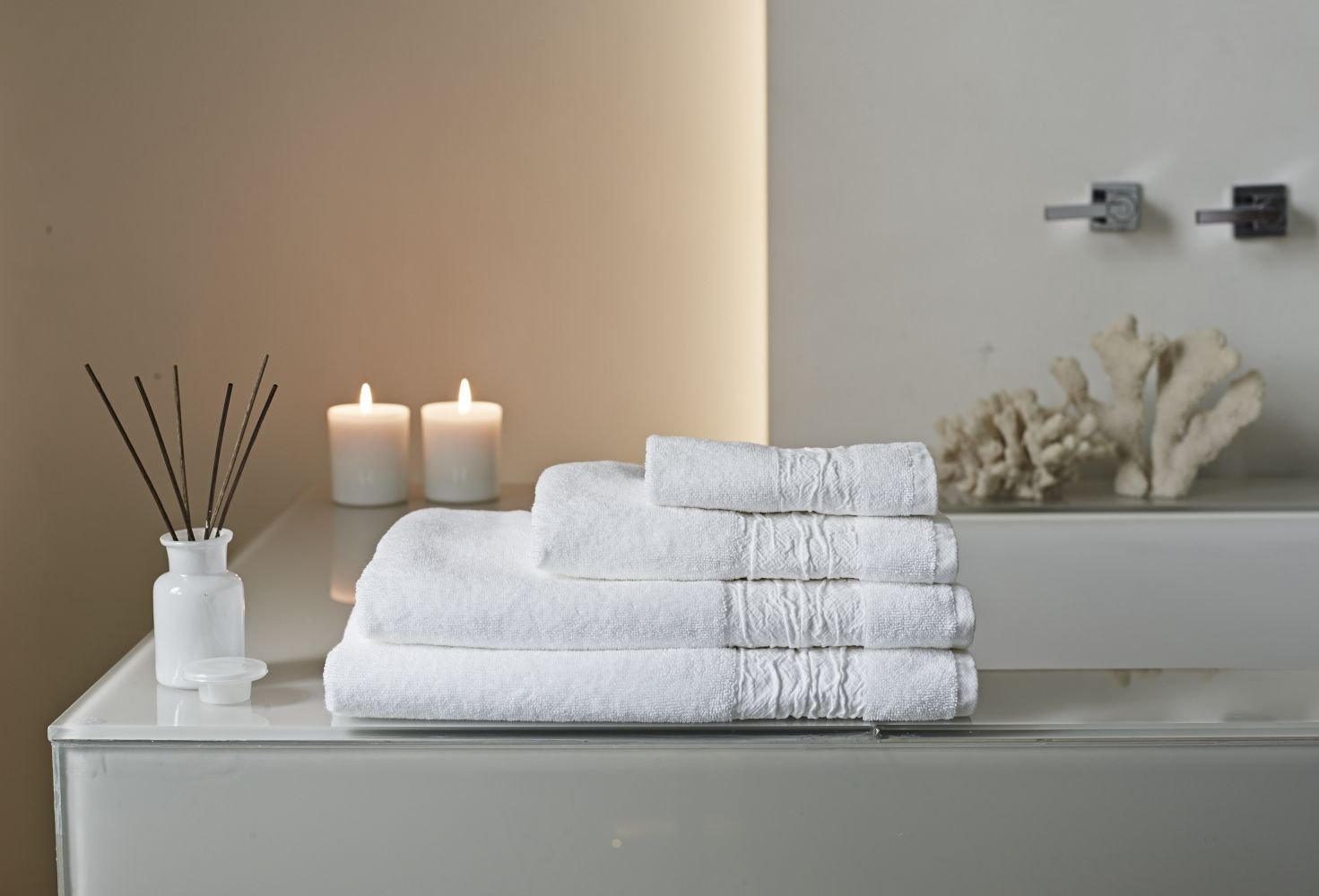 Přidejte 4 plné lžíce do pračky a spusťte praní ručníků. Budou bělejší než po použití chemických prostředků. Způsob bělení ručníků