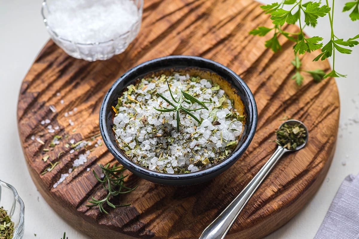 Rozmarýn a hrubá sůl: proč je uchovávat doma v nádobě?