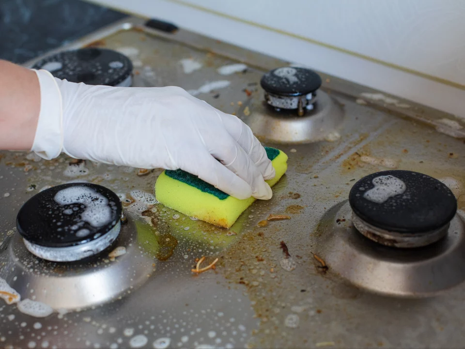 Špinavé hořáky? Tento trik s kuchyňským blokem je udělá jako nové!