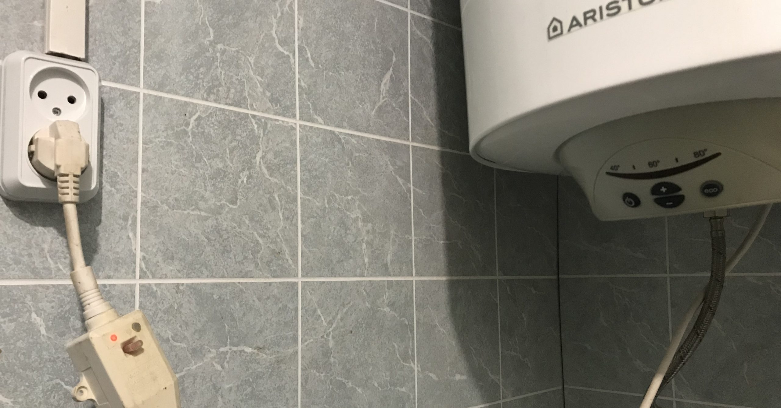 Domácí spotřebiče, které byste neměli nechávat zapojené v zásuvce, když odcházíte z domu: nebezpečí nezapojení