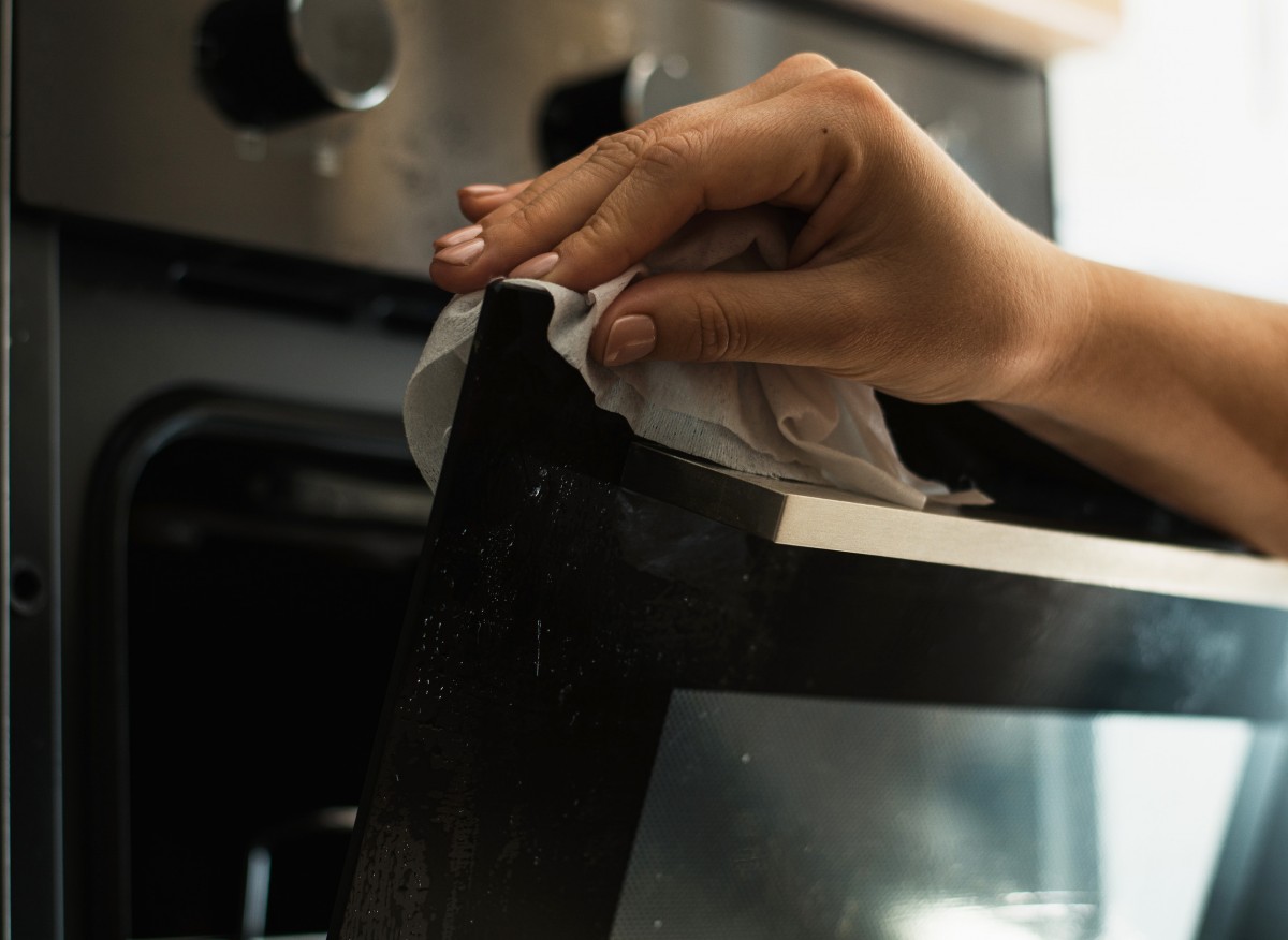 Tuk ze skla trouby se smývá prakticky okamžitě. Není třeba drhnout kartáčem ani používat kupované prostředky.