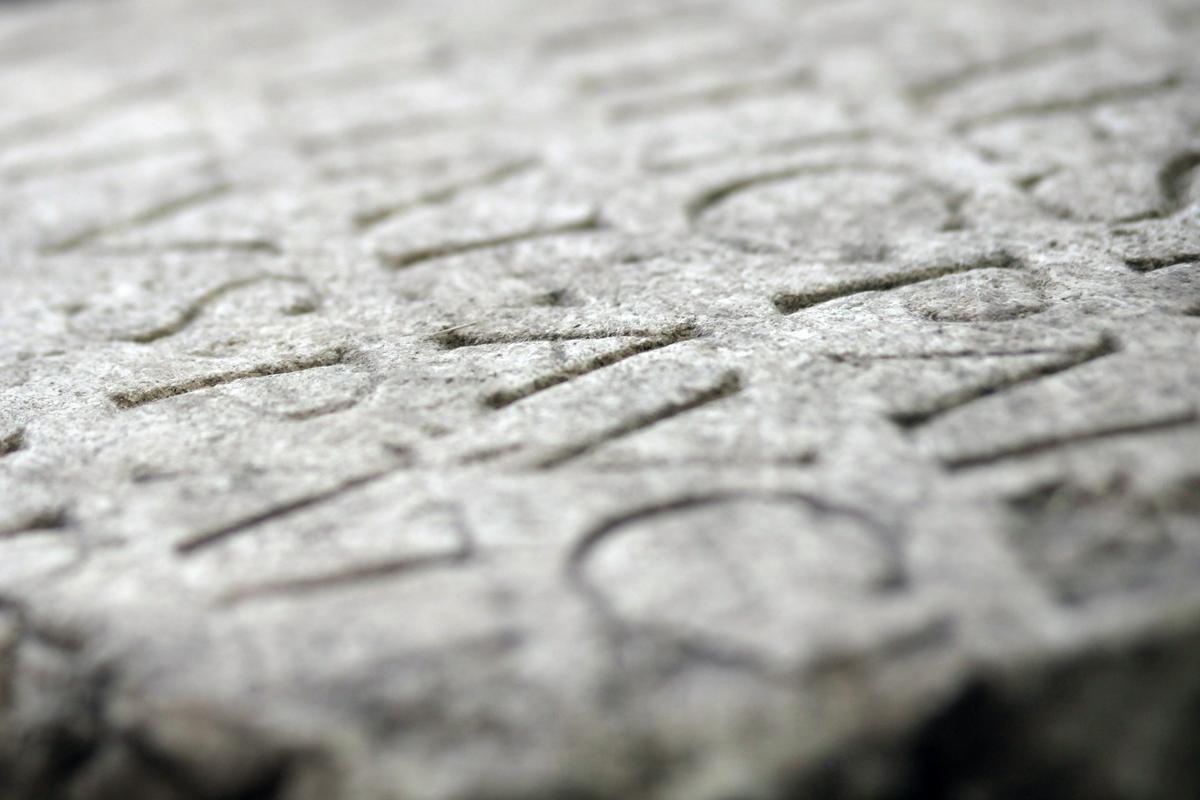 Deset kamenných desek s nápisy pripisovanými císař Karakallovi byl použit pro výstavbu domu v turecké vesnici