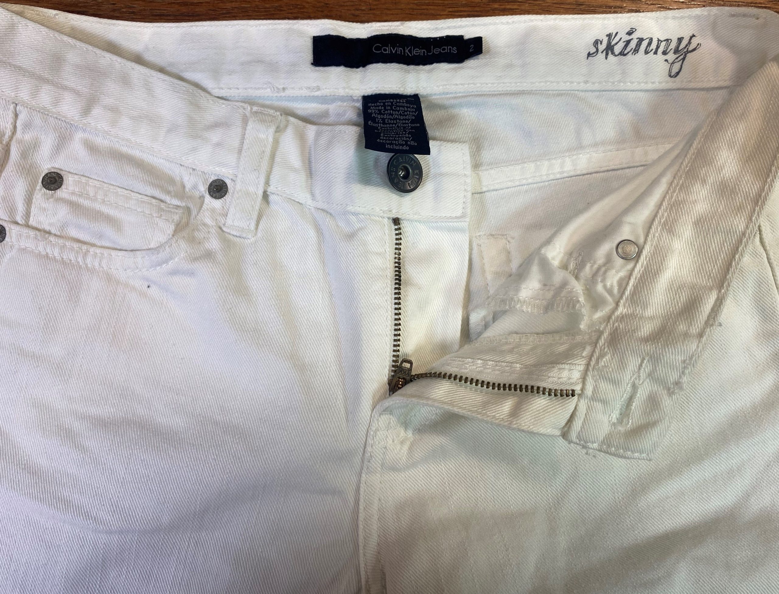 Ani černé, ani hnědé. Kalhoty této barvy jsou letos na podzim nejmódnější.