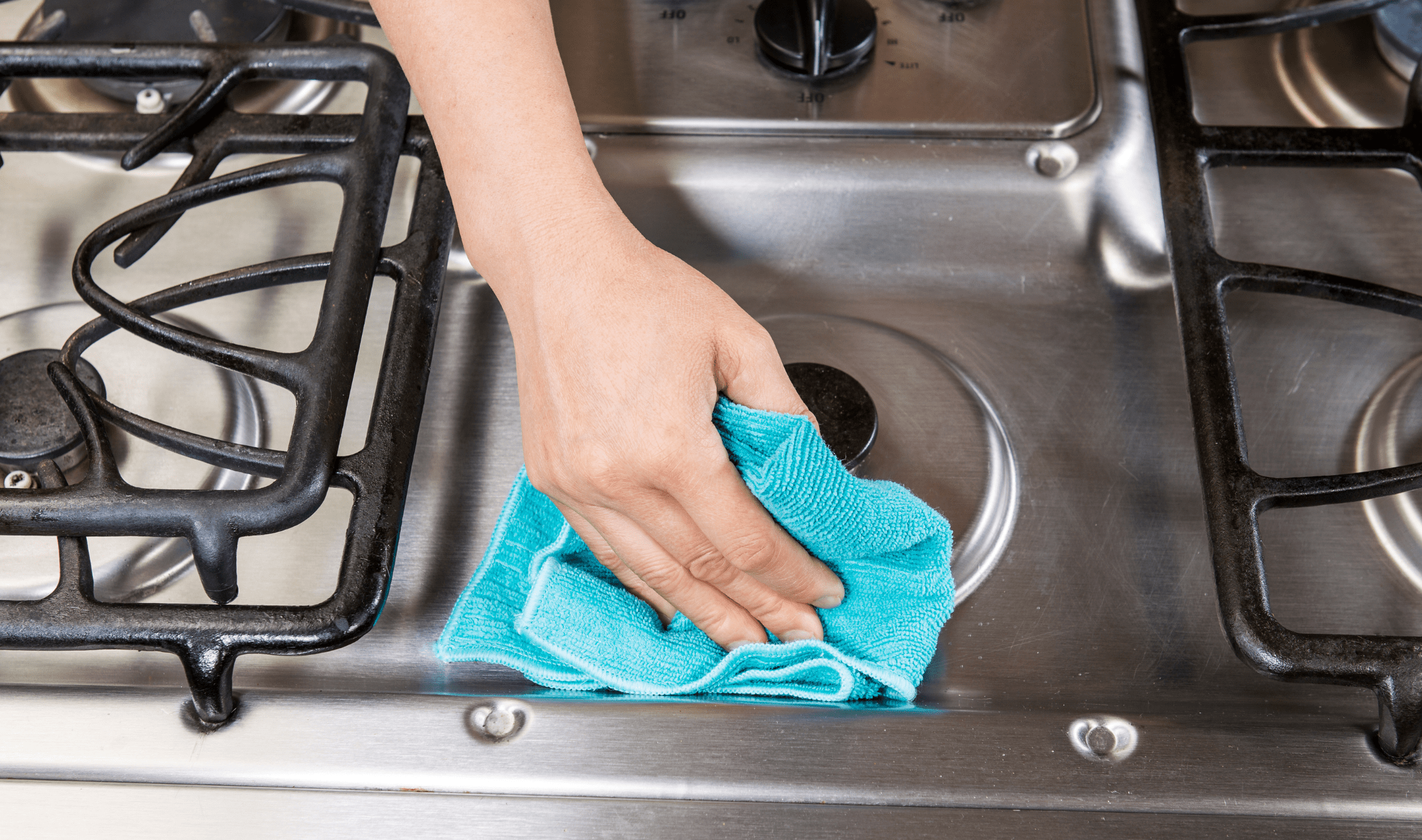 Už mnoho let čistím rošt sporáku právě tímto způsobem, bez škrabky. Leskne se a vypadá jako nový.