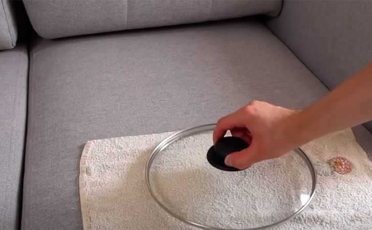 Čištění pohovky: zázračný prostředek z kuchyně je lepší než čisticí prostředek na textilie