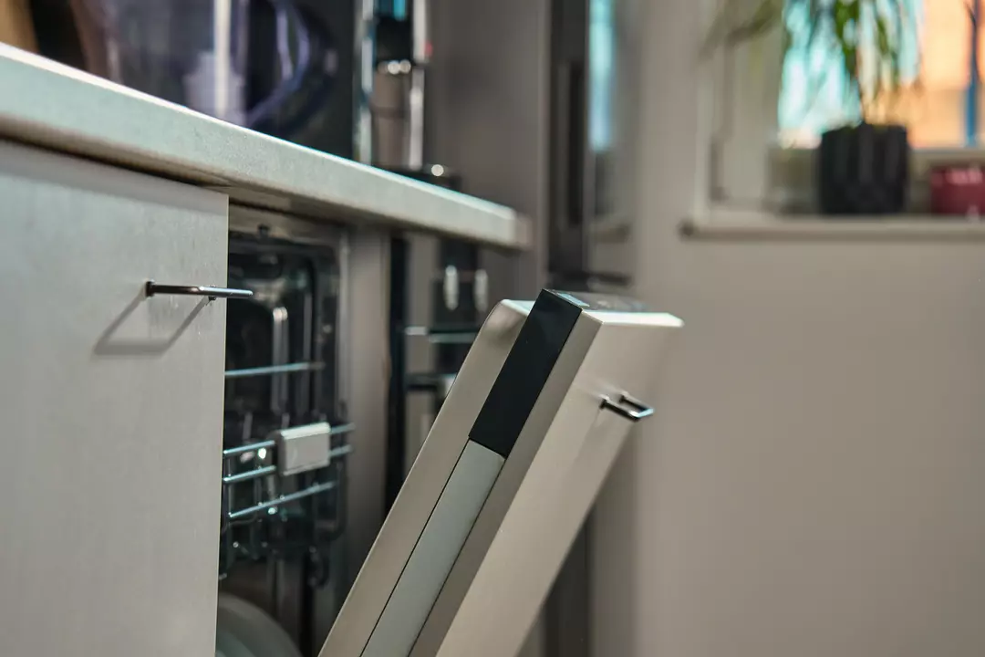 Je lepší otevřít myčku hned po skončení cyklu, nebo počkat pár minut, aby vychladla?