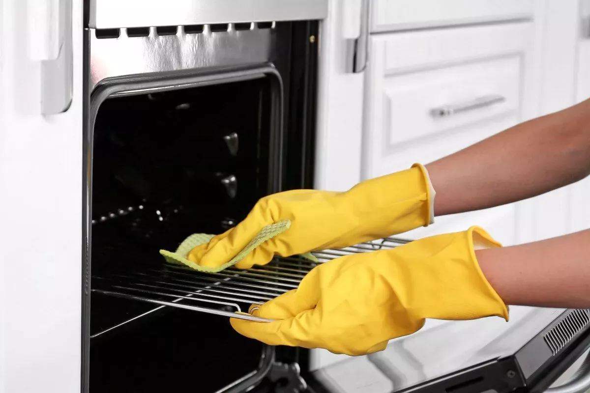 Smíchejte tyto tři ingredience, důkladně protřepejte a za 20 minut bude trouba zářit jako nová