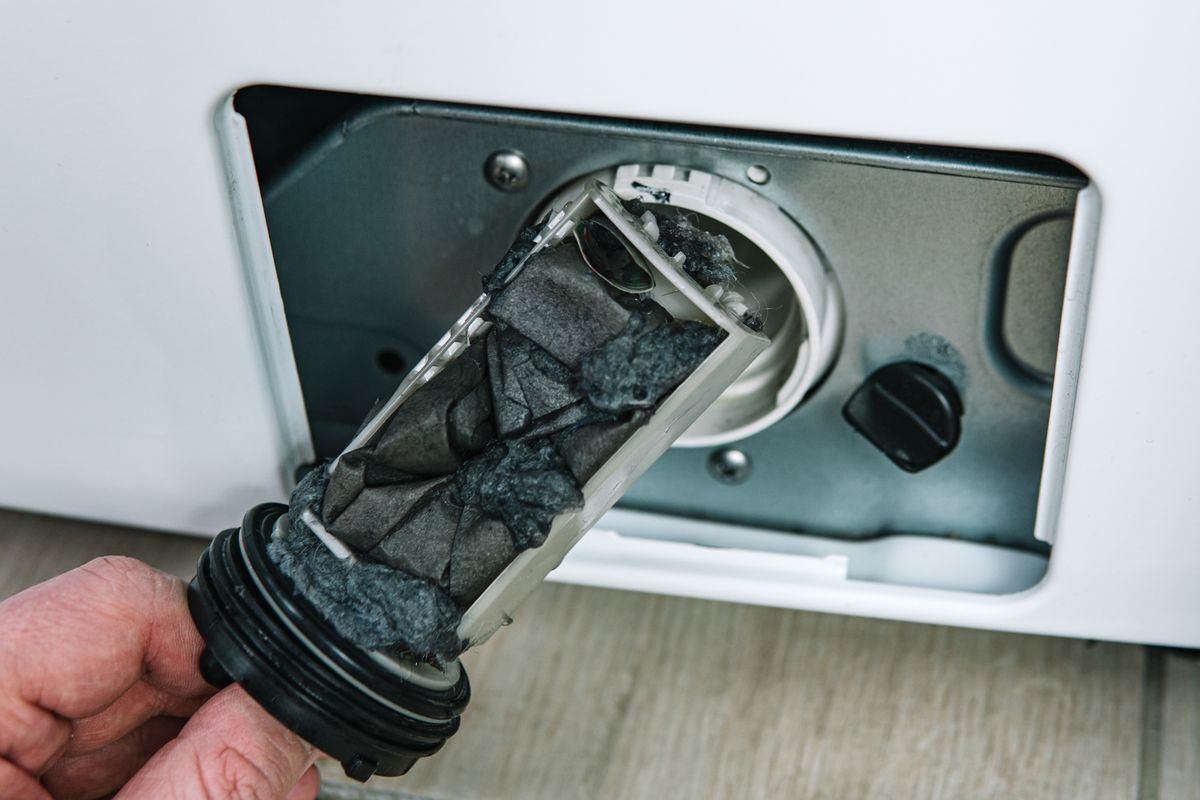 Jednoduchý způsob, jak vyčistit filtr pračky. Bude se otáčet rychleji a vaše prádlo bude opět vonět svěžestí a příjemnou vůní.