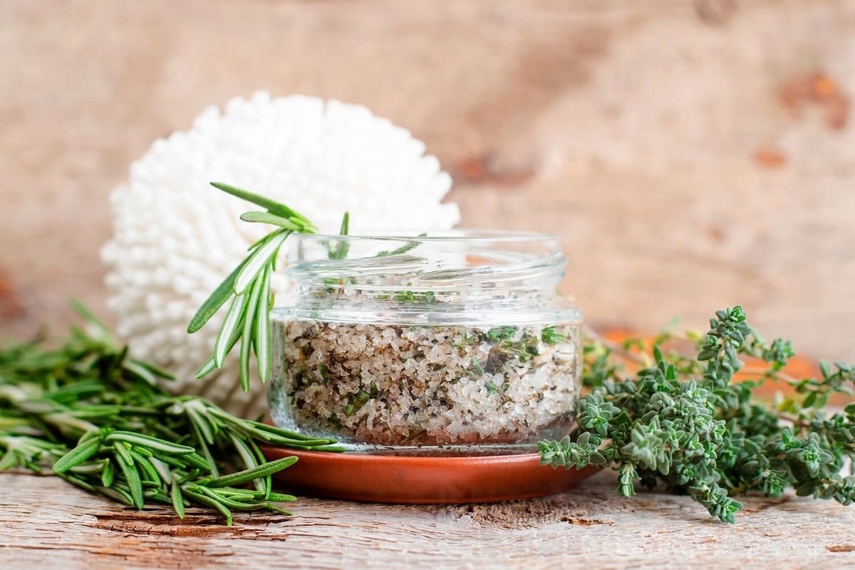 Rozmarýn a hrubá sůl: proč je uchovávat doma v nádobě?