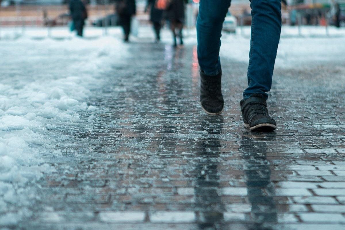Český hydrometeorologický ústav (ČHMÚ) vydal bouřkovou výstrahu pro deset regionů: v nejbližších hodinách se očekává kritické ochlazení s tvorbou námrazy.