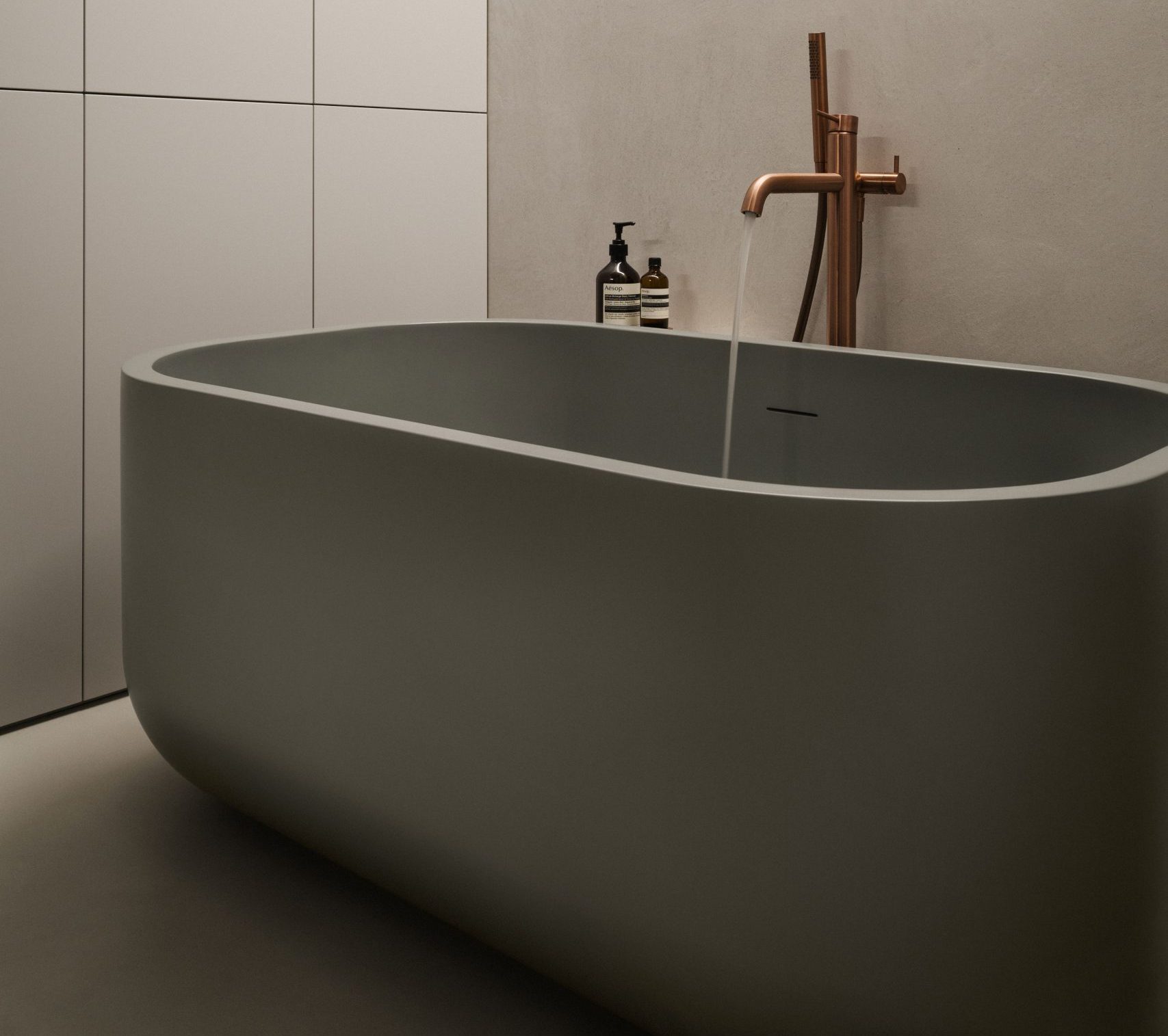 Dlaždice patří minulosti. Architekti vyzdvihují tři materiály, které vypadají mnohem lépe