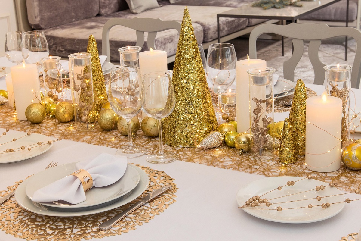 Sbohem, zlaté šperky: elegantní a moderní doplněk k výzdobě vašeho stolu v tomto novém roce.