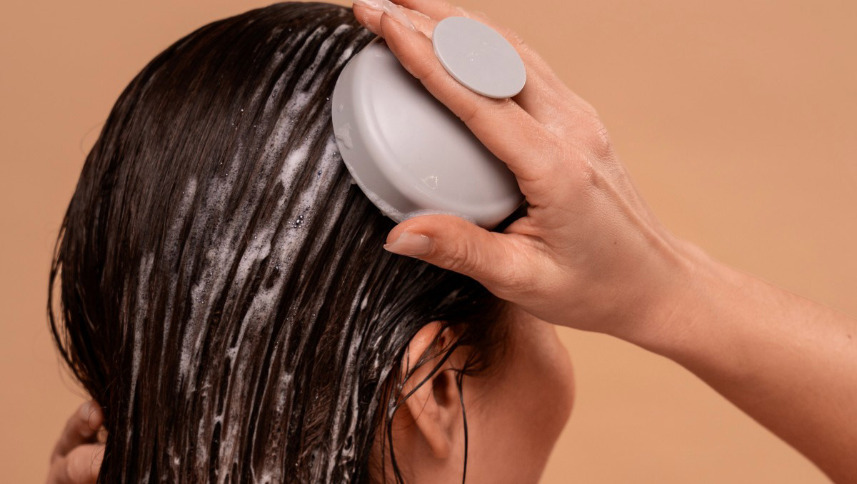 Krásné vlasy nelze mít bez zdravé pokožky hlavy: jak o ně pečovat a jaké prostředky používat