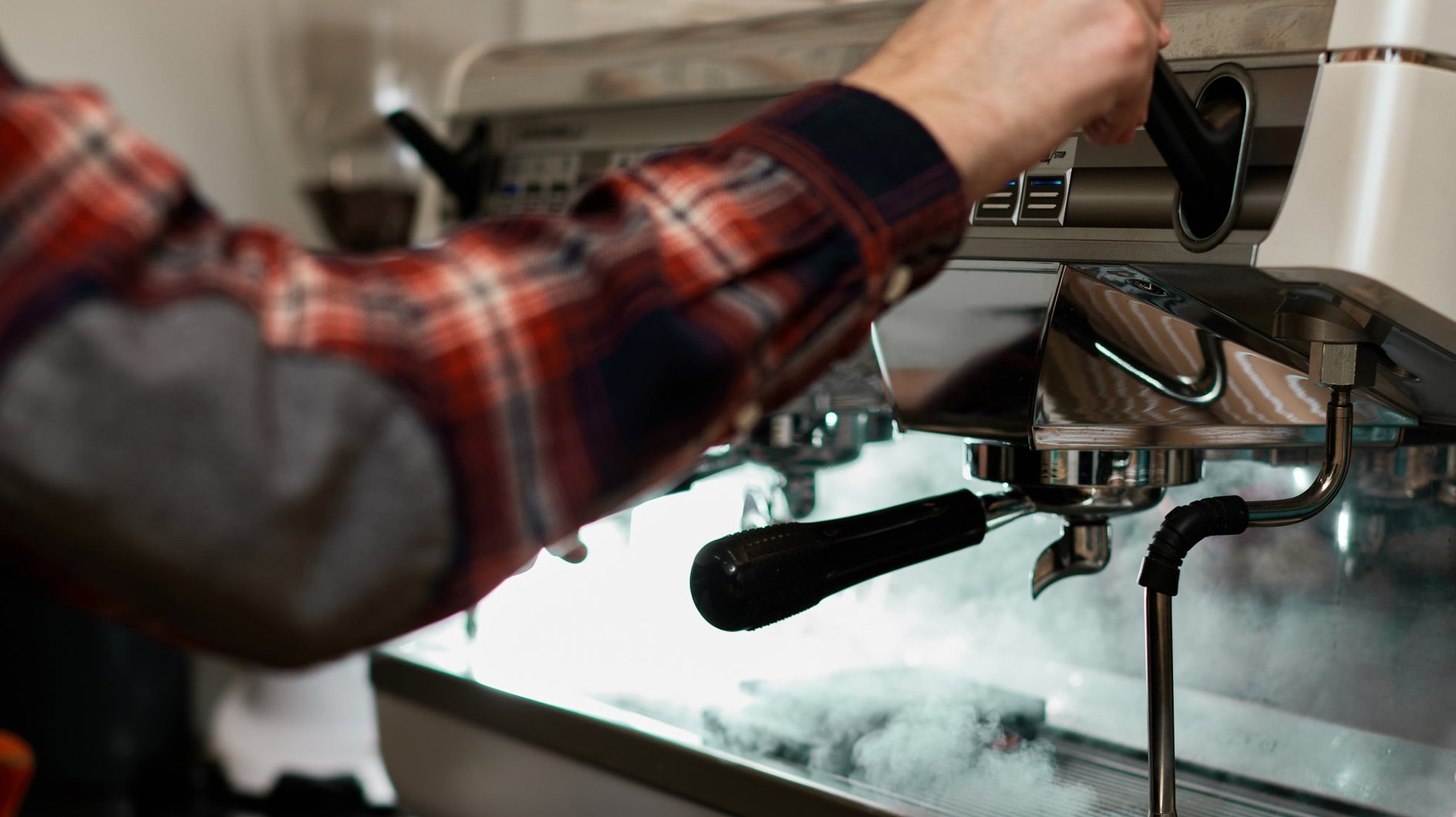 Jak krok za krokem vyčistit elektrický kávovar, aby se zlepšila kvalita kávy a prodloužila se jeho životnost.