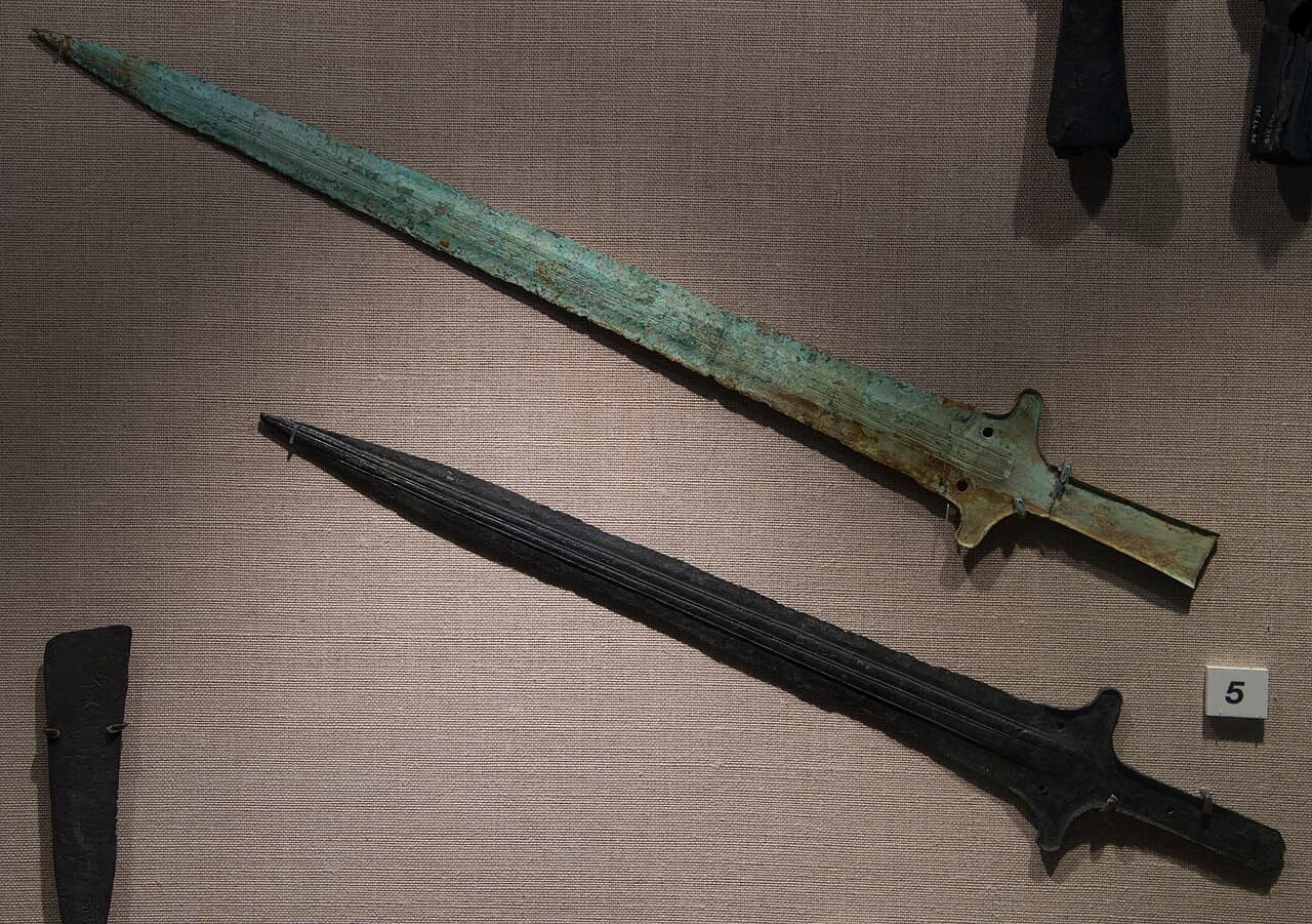 Úžasná souvislost mezi jediným fragmentem sicilské keramiky nalezeným v hrobce z doby bronzové v Bejrútu a mečem z místa ztroskotání lodi v Uluburun