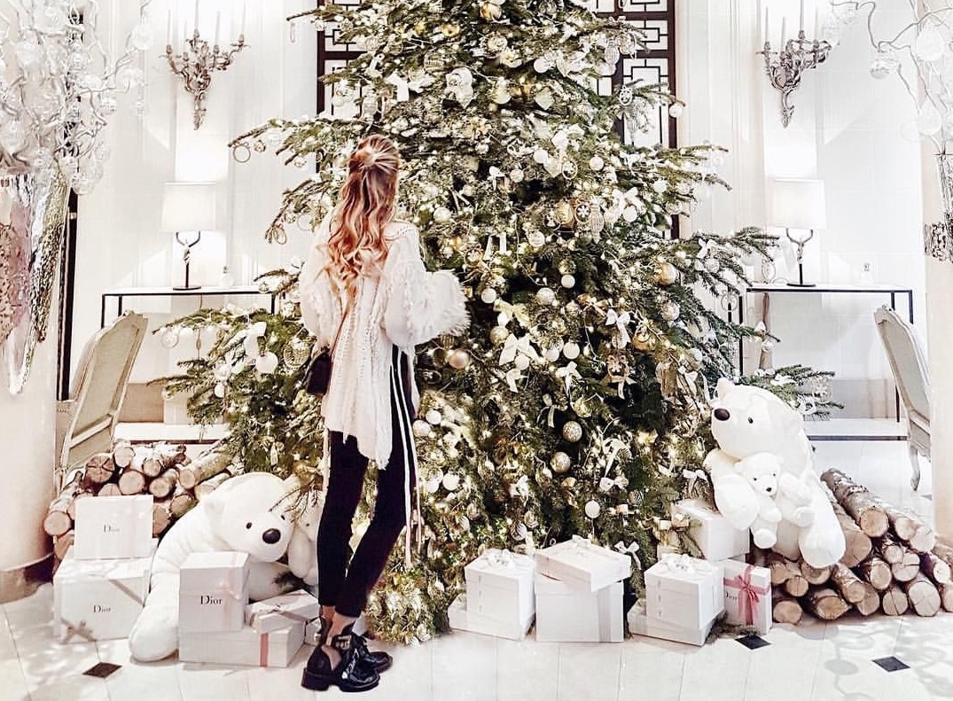 Žádné červené balónky a zelené ozdoby na letošní Vánoce: nový trend roku 2025 je praktičtější a elegantnější.