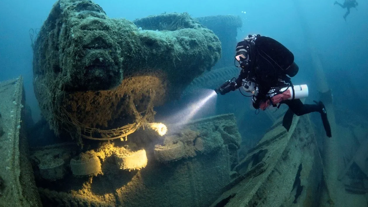 Na dně jezera byla nalezena téměř nepoškozená váza starší než 10 000 let.