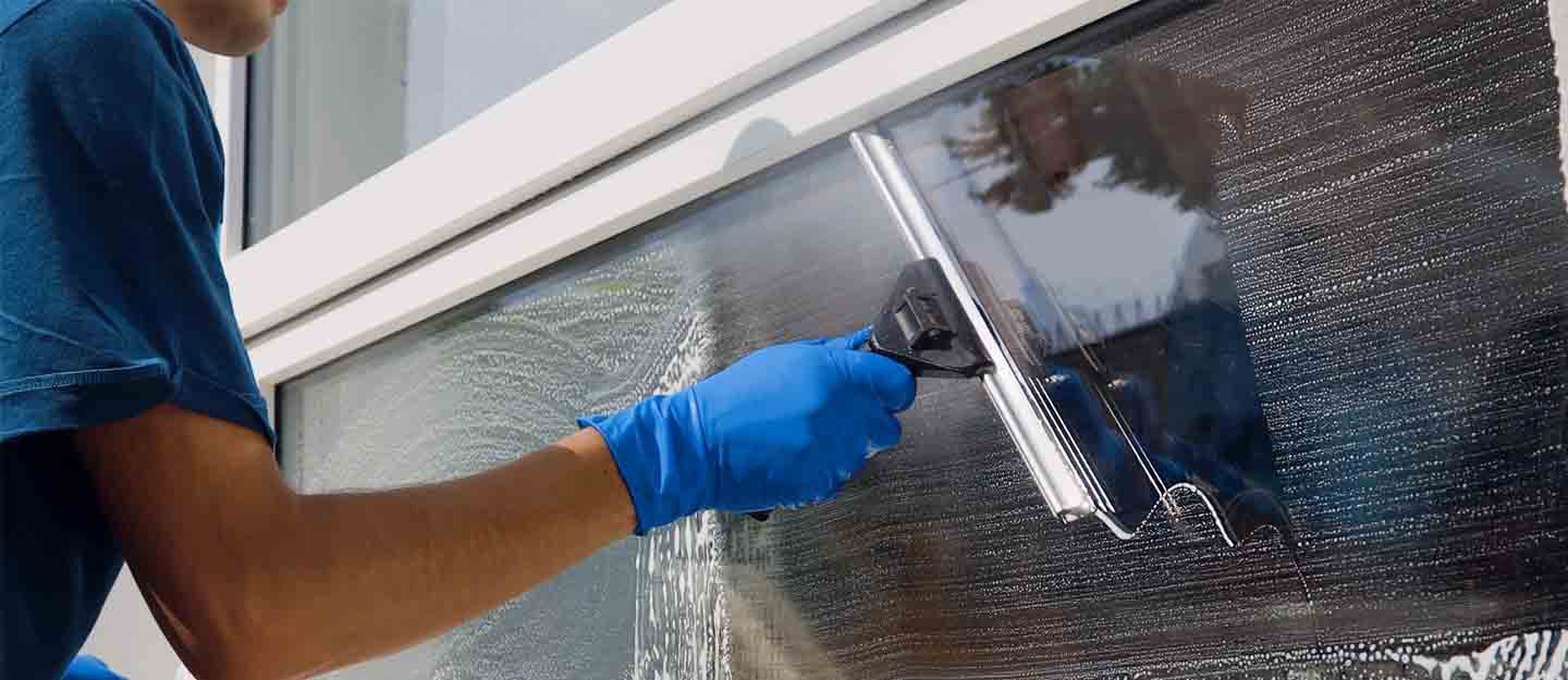 Trik, který používají úklidové firmy, aby umývaly skla dvakrát rychleji a bez šmouh