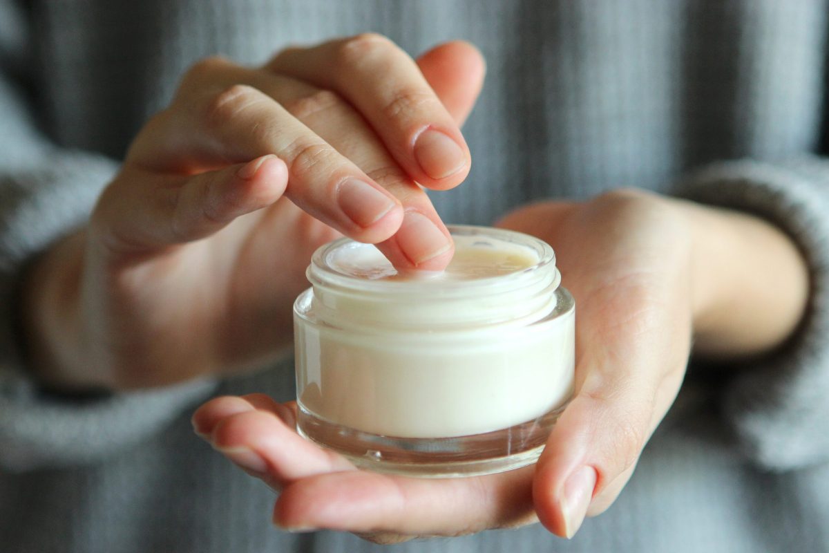 Netřete a nenanášejte na oblečení: tady je jednoduchý trik, který vám pomůže zachovat vůni od rána do večera.