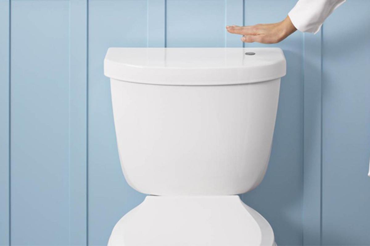 Vložte do nádrže toalety. Po vodní kámen nezůstává ani trať