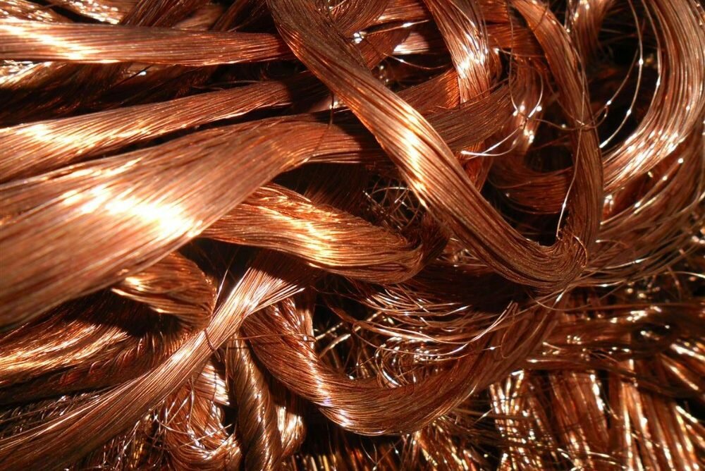 Měď zůstává i nadále žádaná kvůli strukturálnímu deficitu tohoto kovu: v roce 2021 dosáhla nového maxima a blíží se historickým cenám.