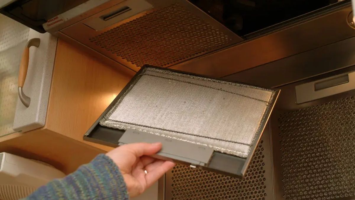 Dokonalá čistota bez námahy: jak rychle odstranit mastnotu z kuchyňské digestoře.