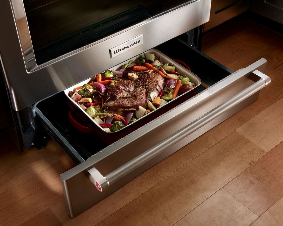 Častá chyba: k tomu slouží přihrádka pod troubou.