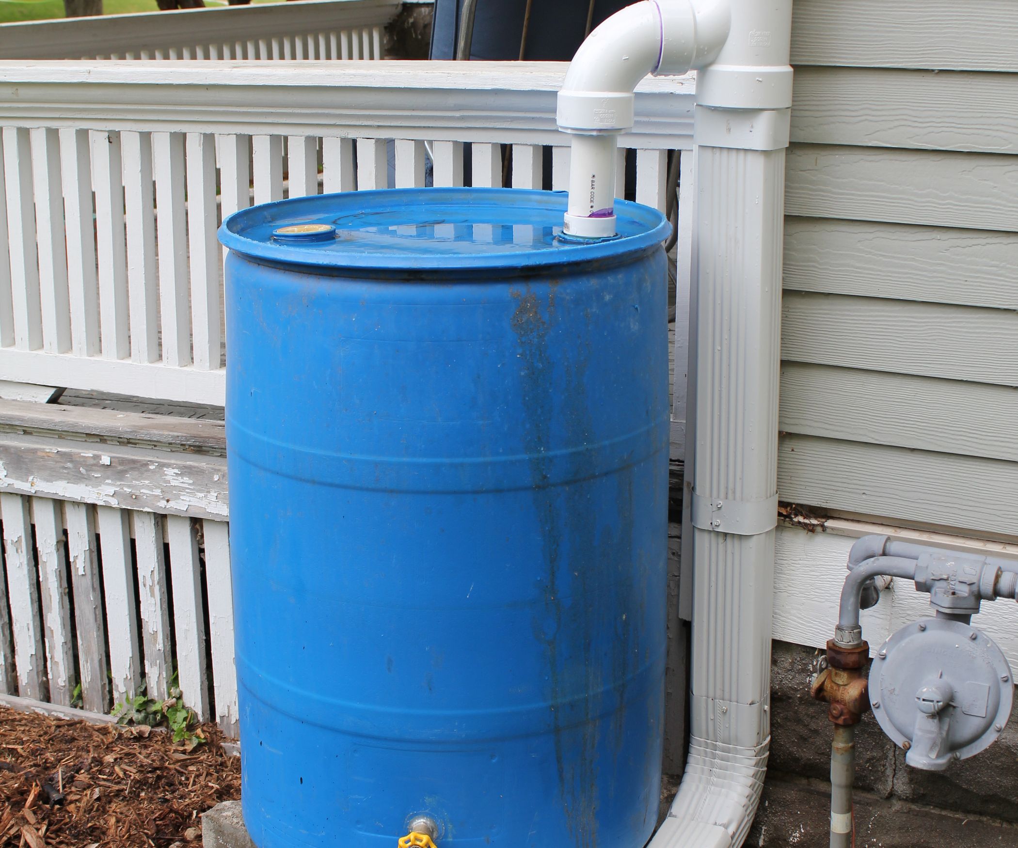 Jednoduchý trik chrání sud na dešťovou vodu před poškozením mrazem