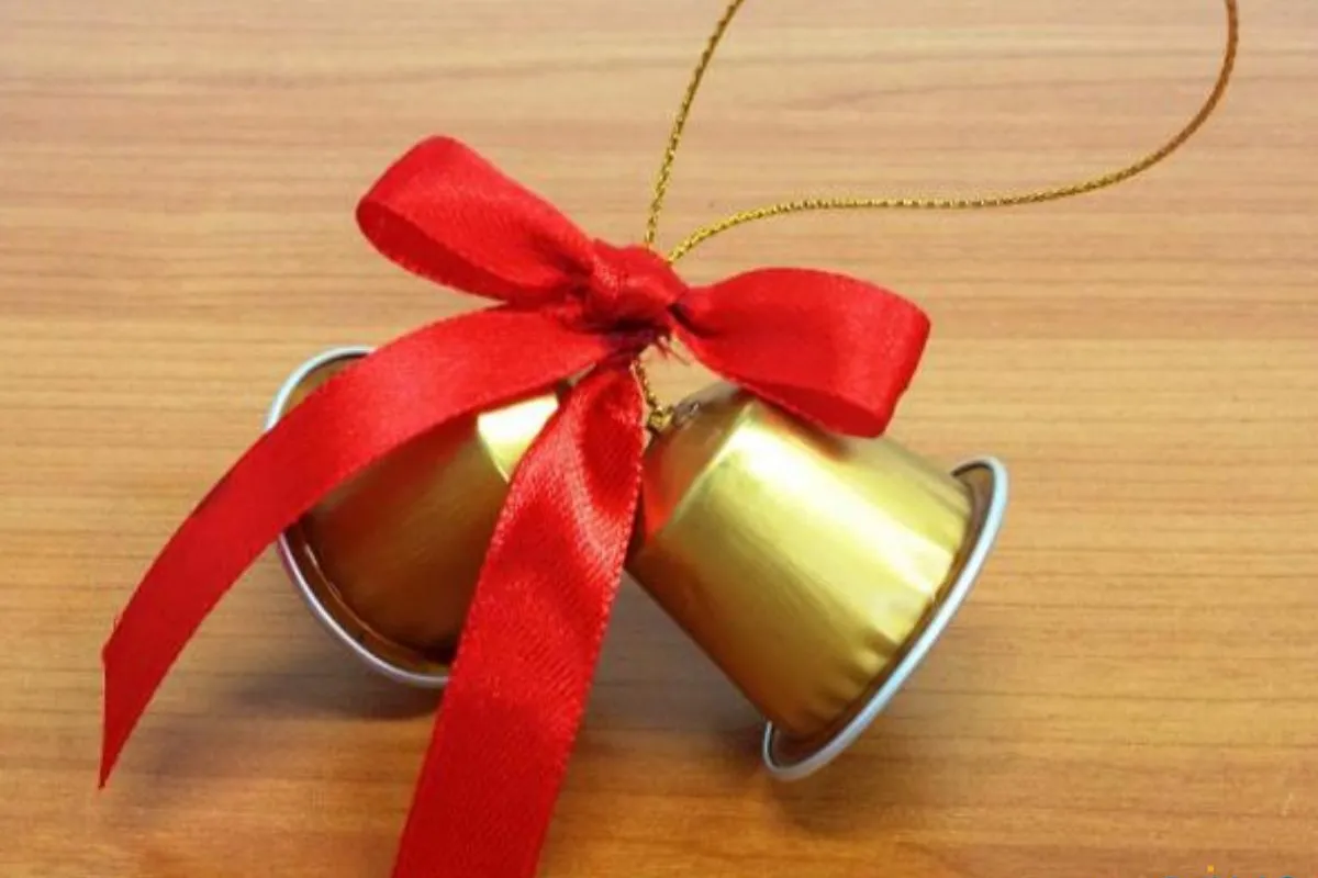 Recyklace: schovejte si kávové kapsle a proměňte je v nádherné zvonečky, kterými ozdobíte svůj domov na Vánoce.