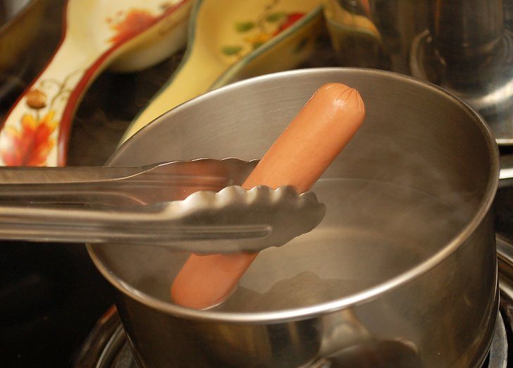 Málokdo ví, proč se při vaření párků přidává do vody ocet.