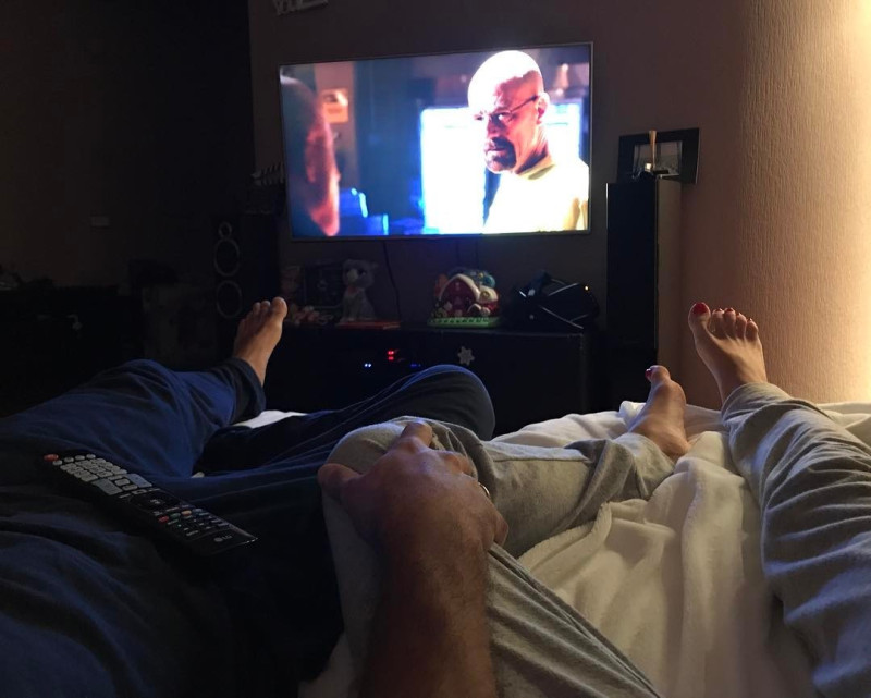 Pokud spíte s puštěnou televizí, měli byste vědět, že psychologie nelže.