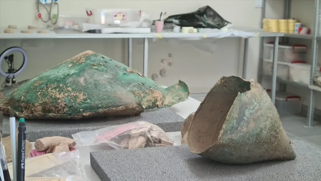 Na dně jezera byla nalezena téměř nepoškozená váza starší než 10 000 let.