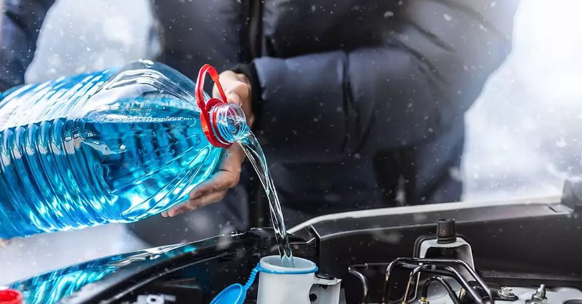 Zmrzla vám letní kapalina do ostřikovačů? Existuje dobrý způsob, jak tento problém rychle vyřešit.