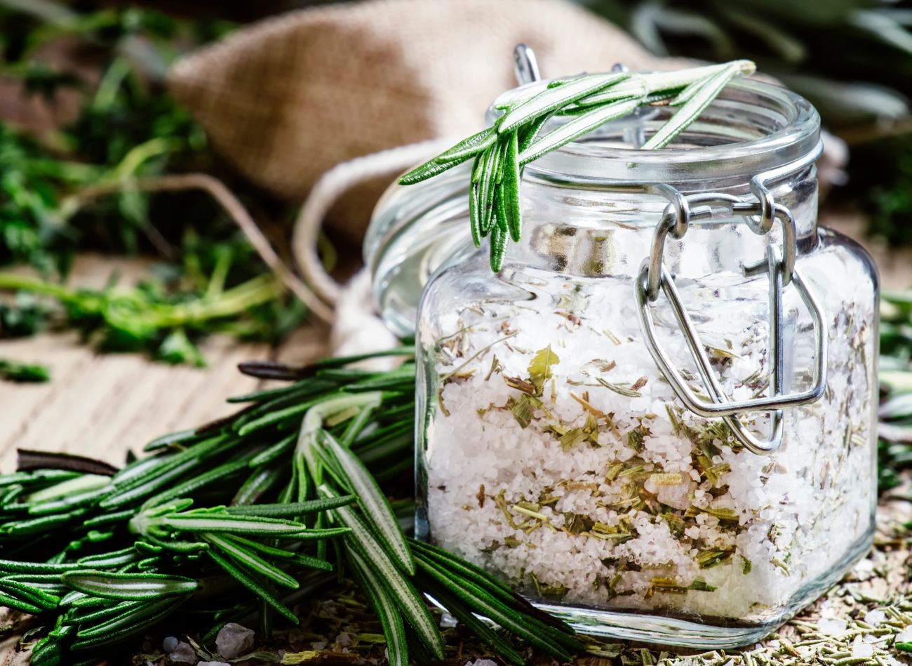 Umístěte jej do kuchyně nebo do skříně. Zabrání tak vzniku plísní na stěnách a udrží vlhkost.