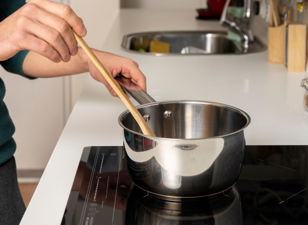 Jak vařit úsporně na indukční varné desce? Postarejte se o jednu věc a vaše účty se sníží.