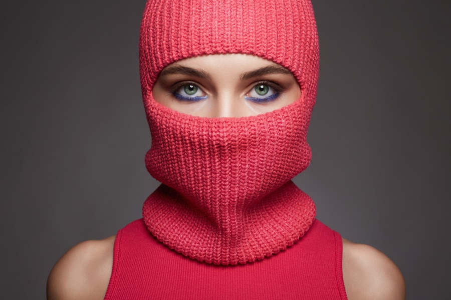 V této sezóně je budeme nosit místo klobouků. Najdete je v mnoha obchodních řetězcích.