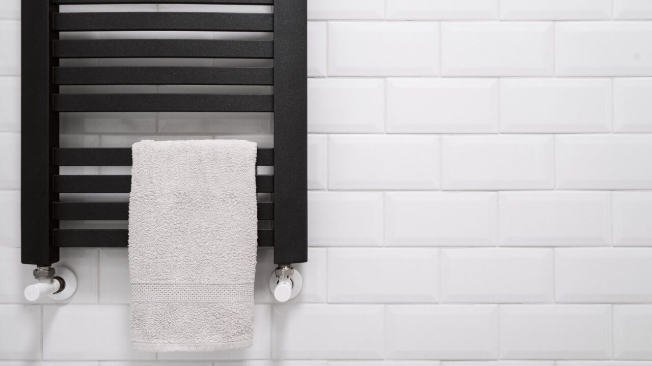 Sušička ručníků: deset minut stačí pro příjemné zimní ráno bez velkých nákladů