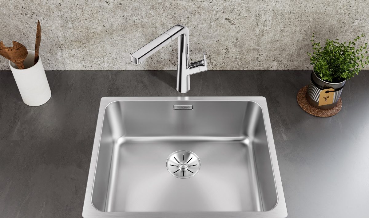 Ne ocet ani jedlá soda. Nalijte půl sklenice a odtok se vyčistí sám.