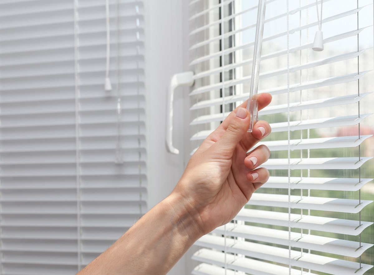 Odborníci radí: stahujte žaluzie a zatahujte závěsy doma v 17:30.