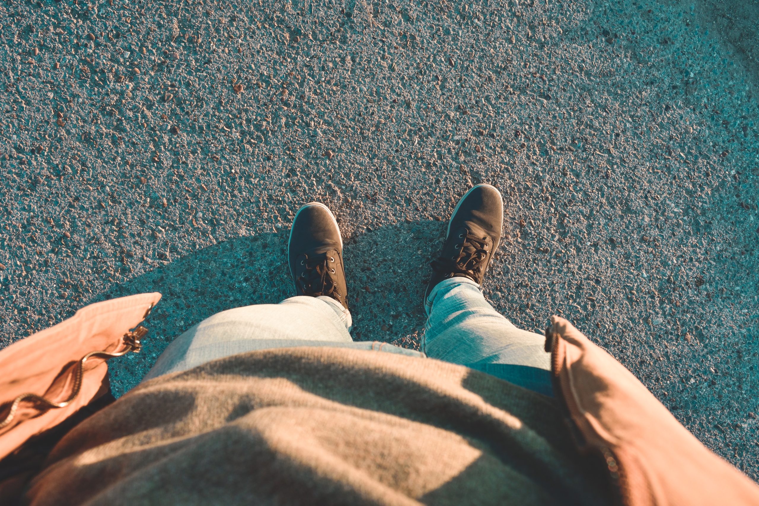 Co znamená chodit se sklopenýma očima z psychologického hlediska?