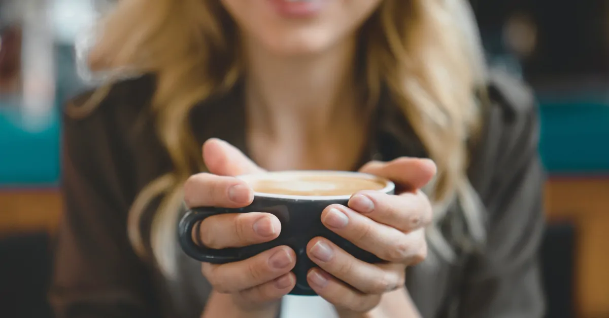 Věděli jste, že lidé, kteří pravidelně pijí kávu, mají větší šanci dožít se vyššího věku a být ve stáří zdravější?