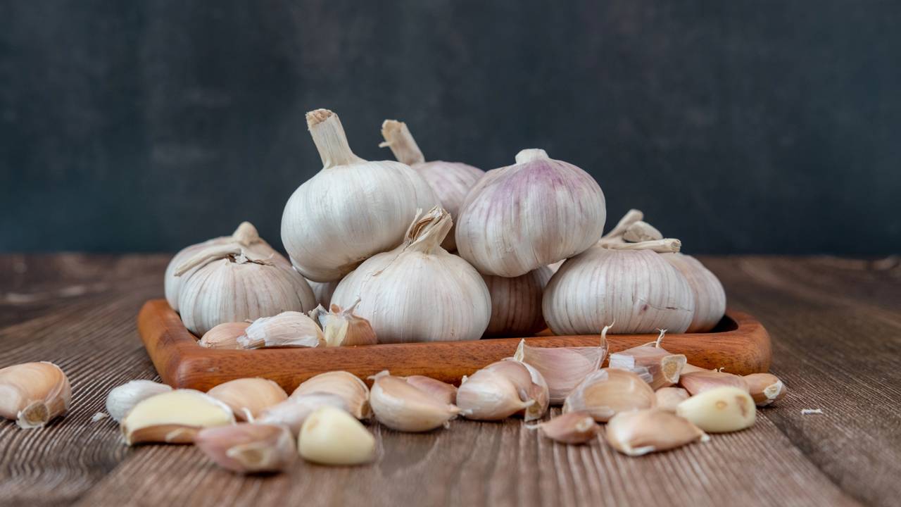 Smíchání česnekových slupek s bílým octem: proč se to doporučuje a k čemu se to používá?