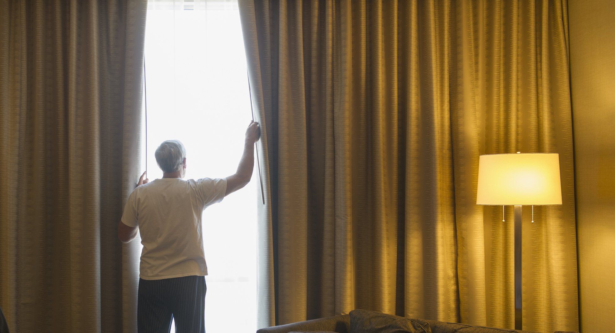 Odborníci radí: v 17:30 stáhněte žaluzie a zatáhněte závěsy.