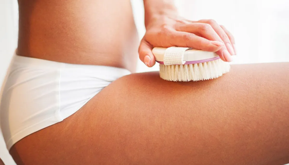 Co je to suchý kartáčový masáž a jaké má přínosy pro tělo?