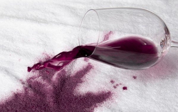 Rozlili jste víno? Zjistěte, jak snadno zachránit ubrus.